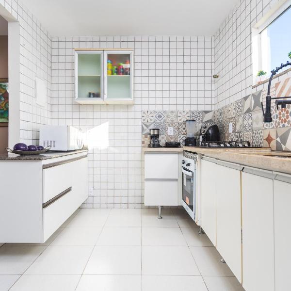 Casa de Praia com Piscina, 4 Suítes, area gourmet e garagem 3 carros, 800 mtrs da praia internet 700 mbps, condomínio privado com pista de skate , quadra de futevôlei , campos e quadras de futebol! - Foto 4