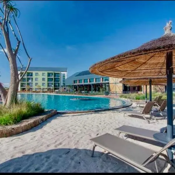 Modern Retreat in Pretoria with Lagoon Pool & Gym, hôtel à Pretoria
