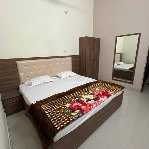 Spacious home with serene vibes, hotel v destinaci Prayagraj
