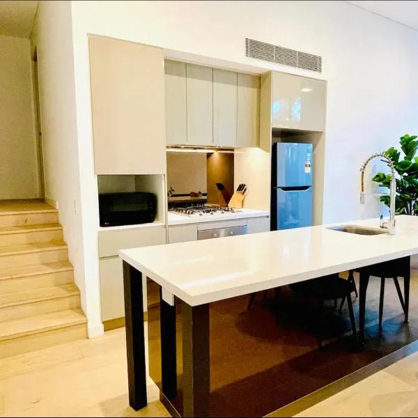 Charming and cozy 2 Bedrooms 2 bathrooms Condo with Study room, Parking, Wi-Fi, hotel en Sídney