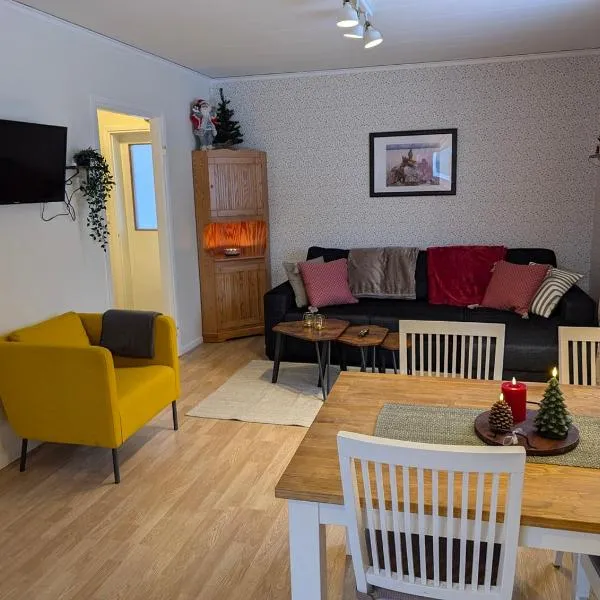 Hel stuga nära Vindelälven i Lappland, hotel in Blattnicksele