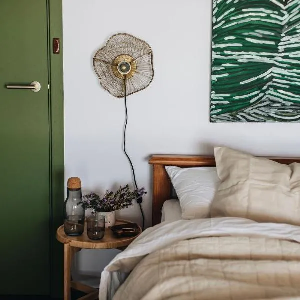 Sunset Muse - A Waterfront Home with Panoramic Views and Jetty, hotel in Wellington