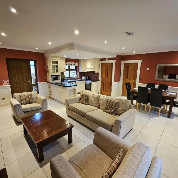 7 Clos Na Feirme Four Bedroom House With Hot Tub, hotel v destinaci Galway