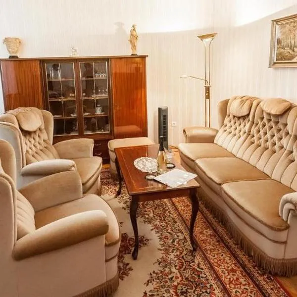 Ferienhaus mit Garten & kostenlosem Parkplatz, für Paare, Familien und Hunde, Hotel in Budapest