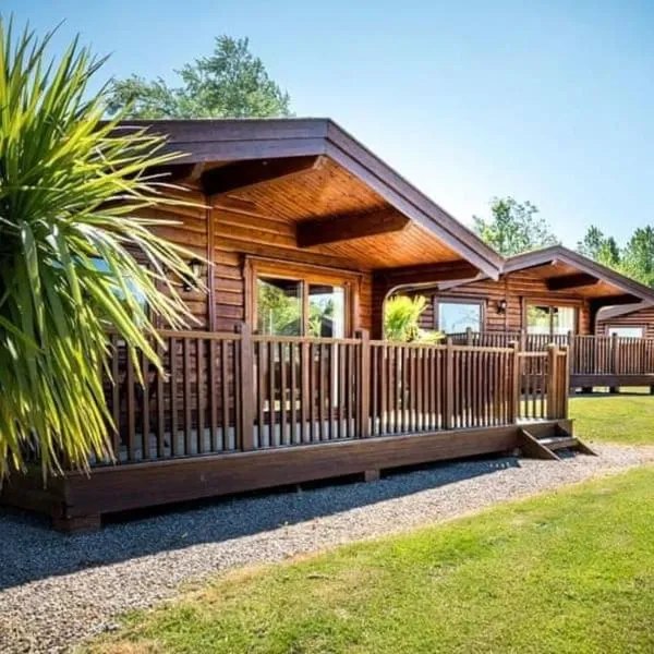 Heather Lodge with Hot Tub, hotel en Holcombe Burnell