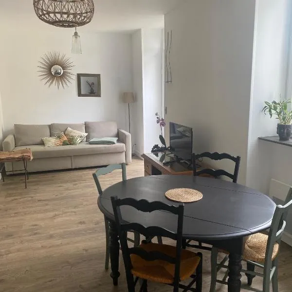 Appartement COSY, hotel v destinaci Sartilly