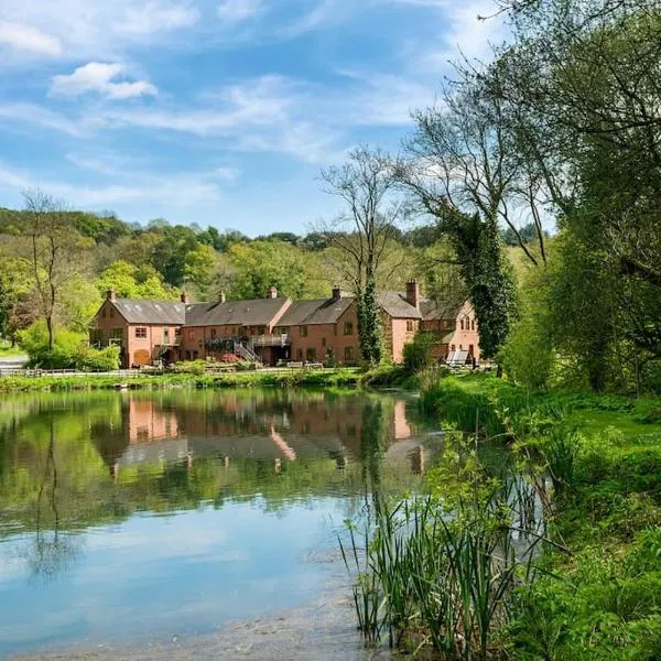 Travel Fox Cottages- Swimming Lake, BBQ Hut, Games Area - Alton Towers, hotel v destinaci Froghall
