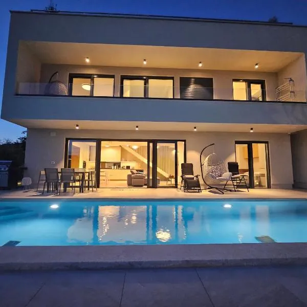 Chandra villa, stylish seaside stay with private salt 10 m pool, hotel din Novigrad Istria