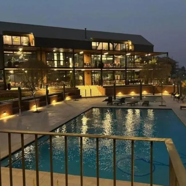 Modern Retreat in Waterfall Midrand with Pool & Restaurant, hotel di Kyalami