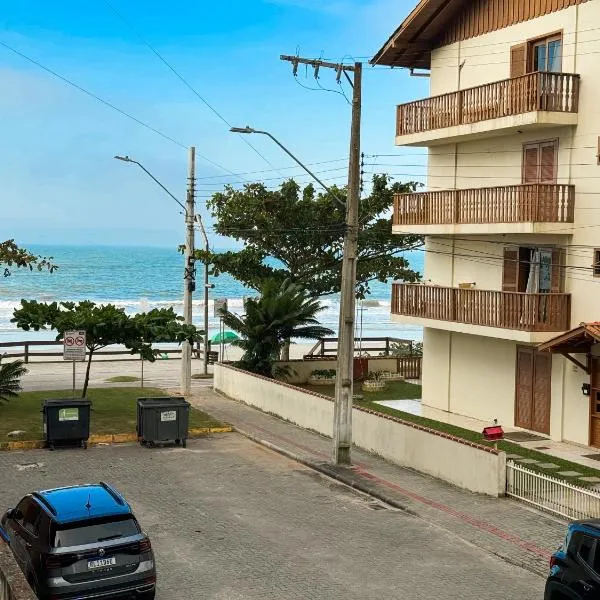 PÉ NA AREIA 30 passos do mar Apto 102، فندق في ايتابيما