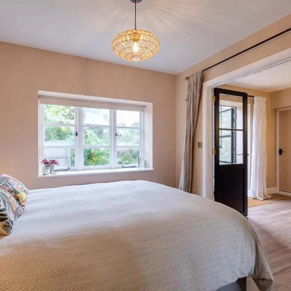 Stunning luxury apartment near Bruton, hotel v destinaci Shepton Mallet