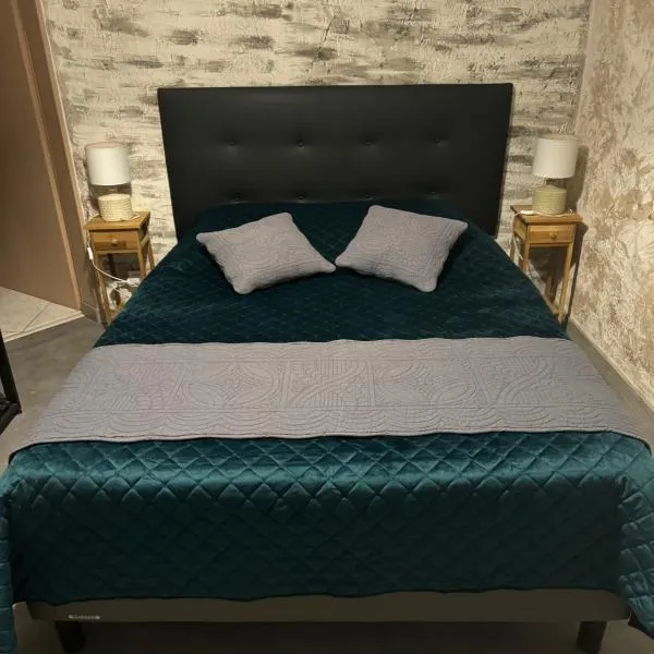 Chambre proche Puy du Fou, hotel v destinácii Les Herbiers