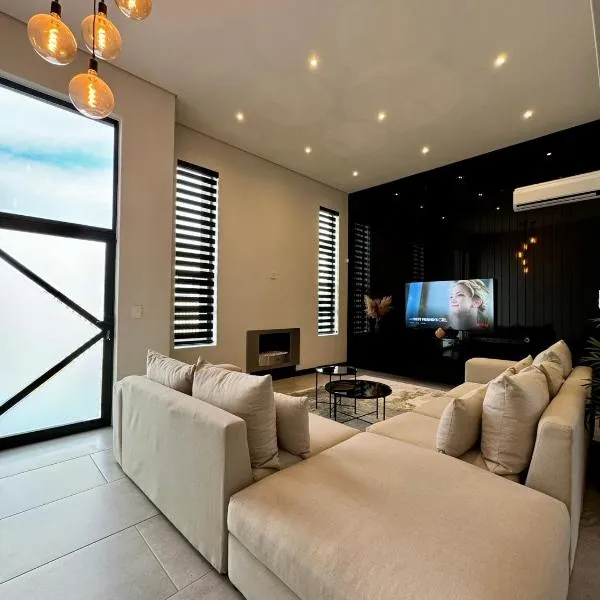 Phoenix Home, hotel in Cape Town