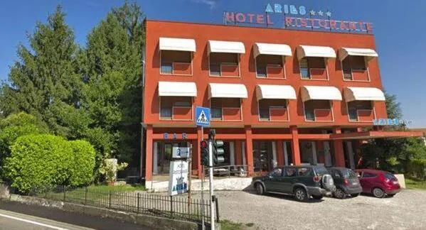 Aries, hotel Lesában