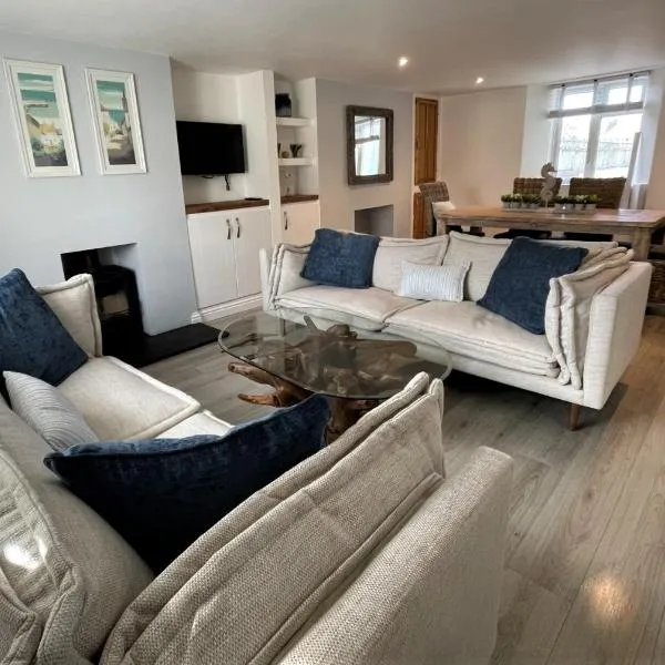 The Little Seahorse - Newly Renovated Cottage 5mins Walk The Beach with Hot Tub, hotel din Tywardreath