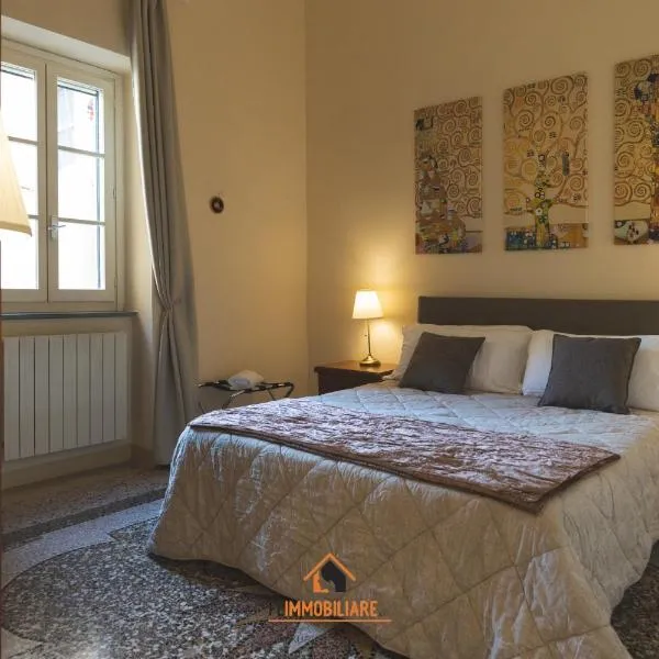 Intero appartamento 3 letti con garage gratuito, hotel in Livorno