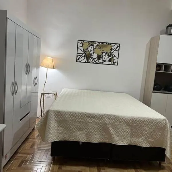 Flat Studio em Área central com ar condicionado e Garagem、モジ・ダス・クルーゼスのホテル