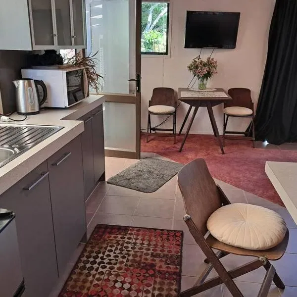 Sweet Guesthouse, hotel in Waitara