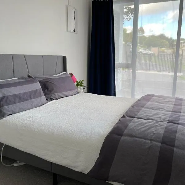 Totara Vale, Free Coffee, parking and wifi, near Glenfield Mall and highway 18,1, hotel in Auckland