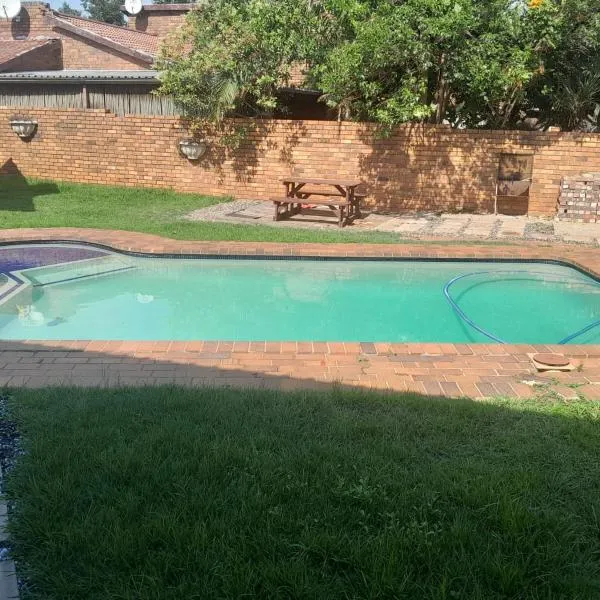 Transit Haven - 2 Bed Retreat, hotel v destinaci Kempton Park