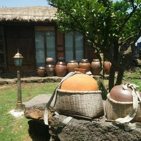 Traditional Hanok thatched house, hótel í Seogwipo