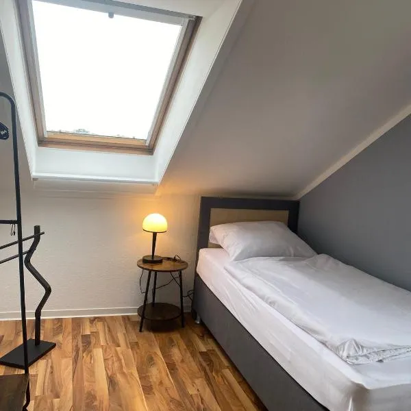 Komfortables Apartment, Ihr Zuhause auf Zeit mit 3 Schlafzimmern, 2 Balkonen, Netflix & 24h Check-In, hotel em Radefeld