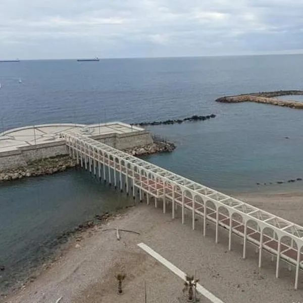 Suite beachfront near the station and Port, 5 beds, hotel v destinaci Civitavecchia