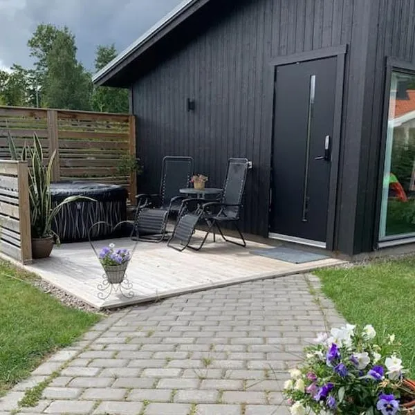 Nybyggt -med spabad, bastu och nära stor badstrand, hotel v destinaci Kungsör