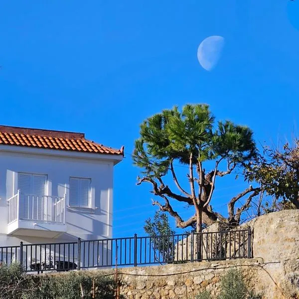 Peloponnese Hideout - White house with the sea view, hotel v destinaci Akrata
