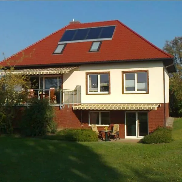Geräumige Wohnung mit Terrasse in ruhiger Lage, hotel in Güstrow
