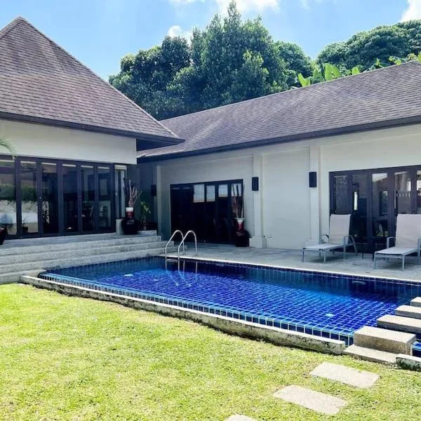 Villa Mandaya Thai Villa in the Heart of Rawai, hotel v destinaci Rawai pláž