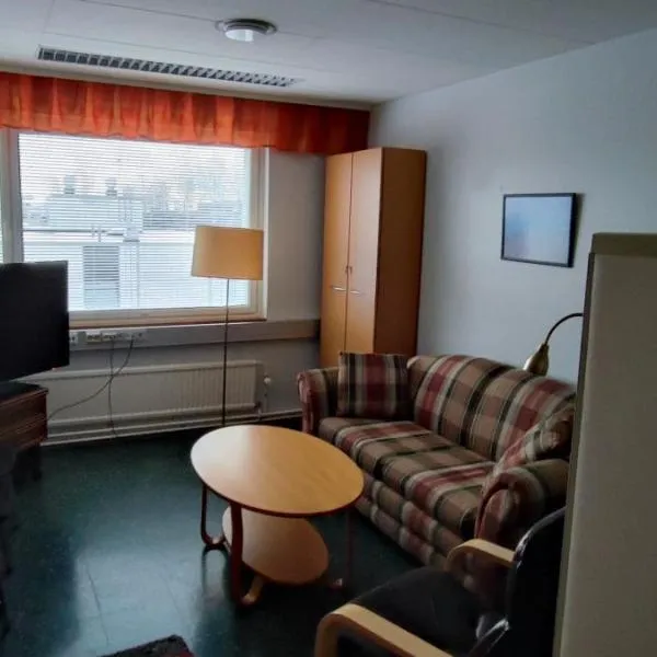 Kokonainen huoneisto olohuone makuualkovi ja keittiö ei suihkuh Iisalmen keskusta, hotel in Iisalmi