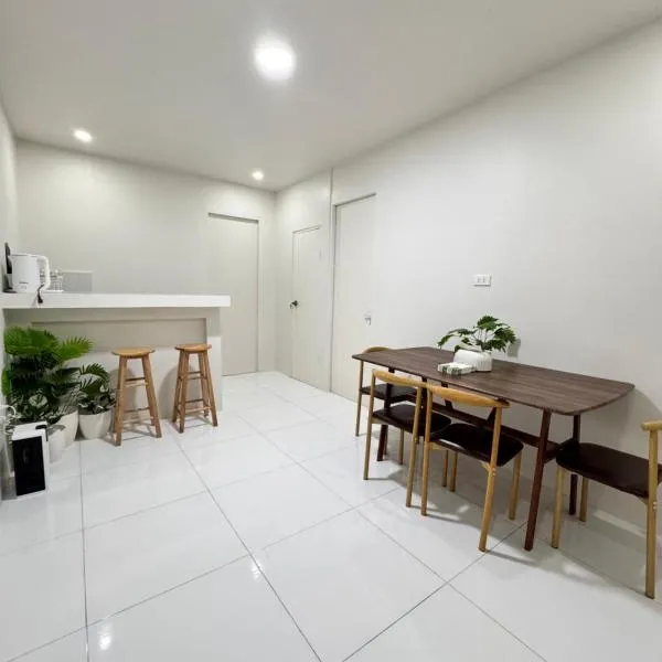 KM Suites 2BR Unit Near San Juan LU, hotel v destinaci San Fernando