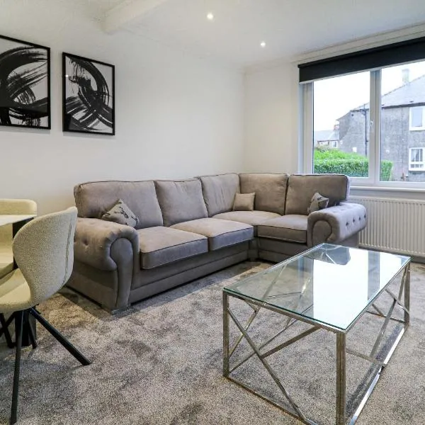 Serviced Apartment near Prestwick Airport with Private Parking - Long Stays Available، فندق في بريستويك