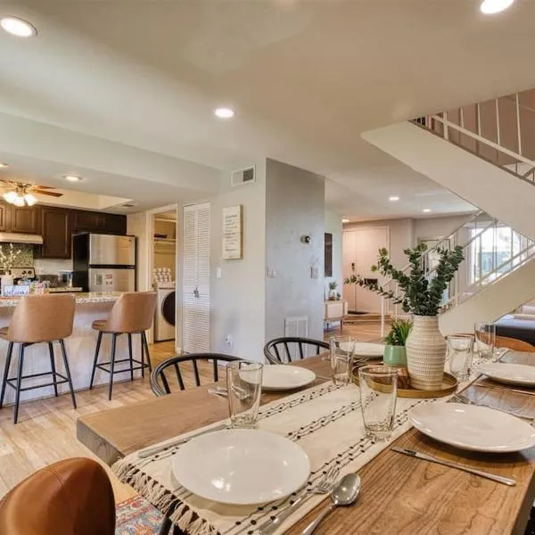 The Scott Casa - Walkable to Old Town Scottsdale, vibrant space, inviting patio!, hotel em Scottsdale