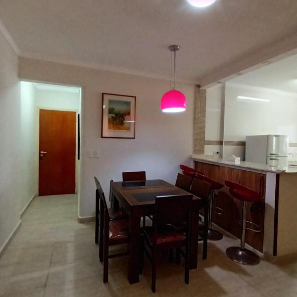 Praia Pitangueiras- Apartamento Quarto e sala - Vaga garagem- Duas quadras da praia- Próximo mercado, bares e restaurantes
