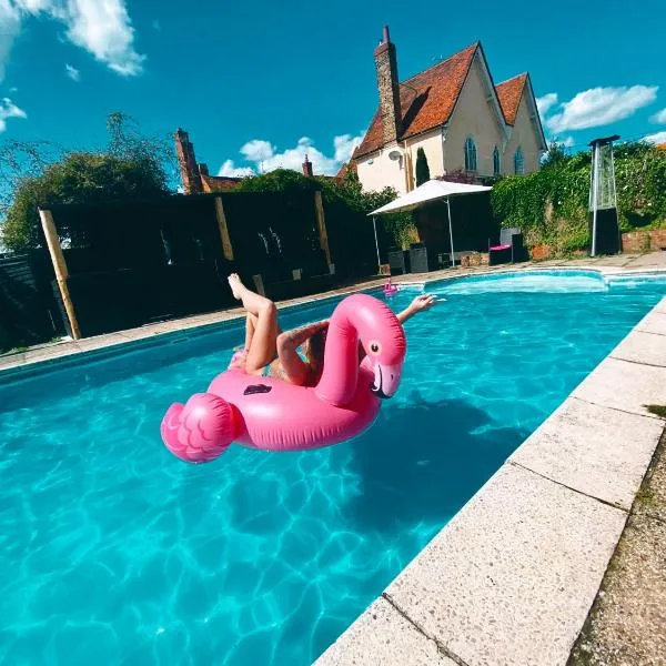 Grade II Listed Farmhouse, Pool, Hot Tub, Games Room, Celebration Hall, Car Park, 10ppl, 45 min from Central London, hotel in Stapleford Tawney