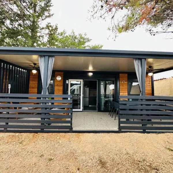 Žaba-Kamp Dalmacija, hotel in Privlaka