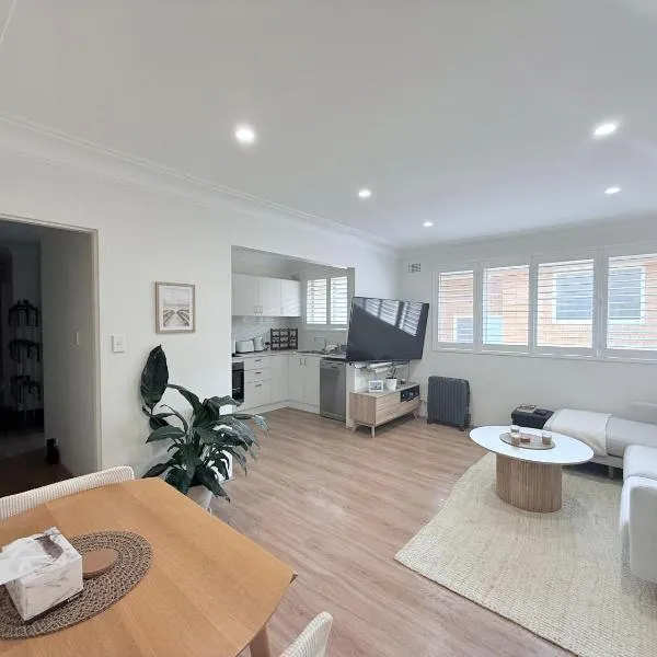 Coogee Sunrise shared Apt with Parking, Balcony & Work Desk, hotel a Sydney