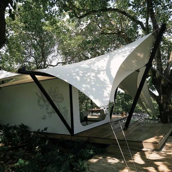 Tropical eglamping, hotelli kohteessa Tân Phú