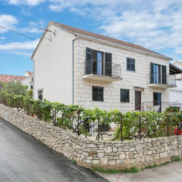 Apartments with a parking space Sutivan, Brac - 744, hôtel à Sutivan