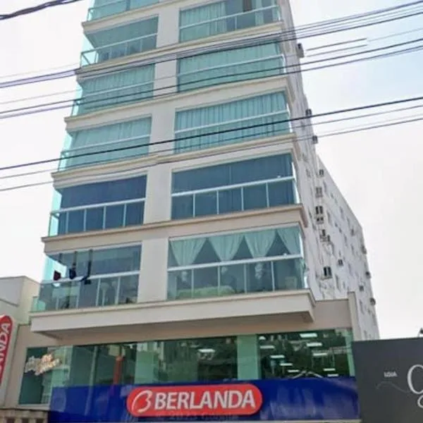 Ap novo e climatizado no centro com ótima localização na avenida principal, hotel in Piratuba