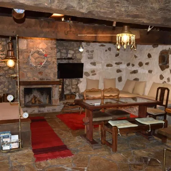 Μικρή Πέτρινη Μεζονέτα 2, hotel a Lílaia