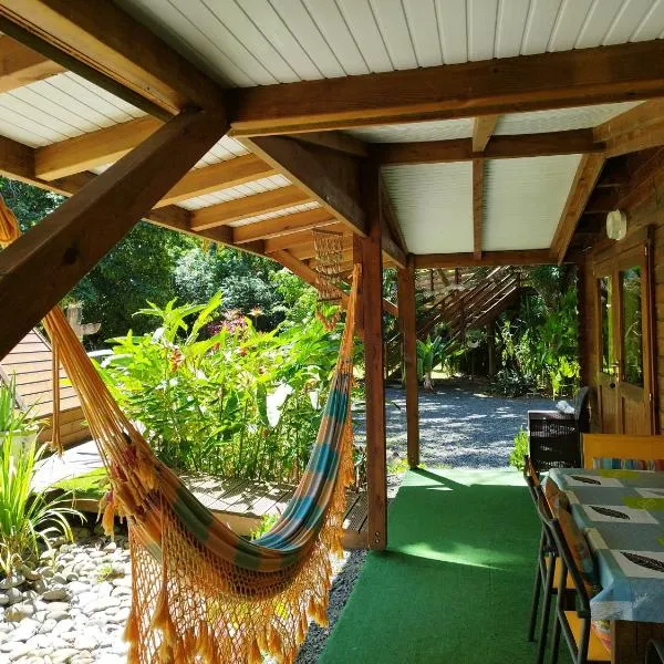 Insolite Arawakane Gîtes du Manial chalet, hotel v destinaci Pointe-Noire