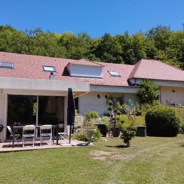 Chambres d'hôtes Les Hauts de la Vaucouleurs suite Blanche Colombe, hotel in Auffreville-Brasseuil
