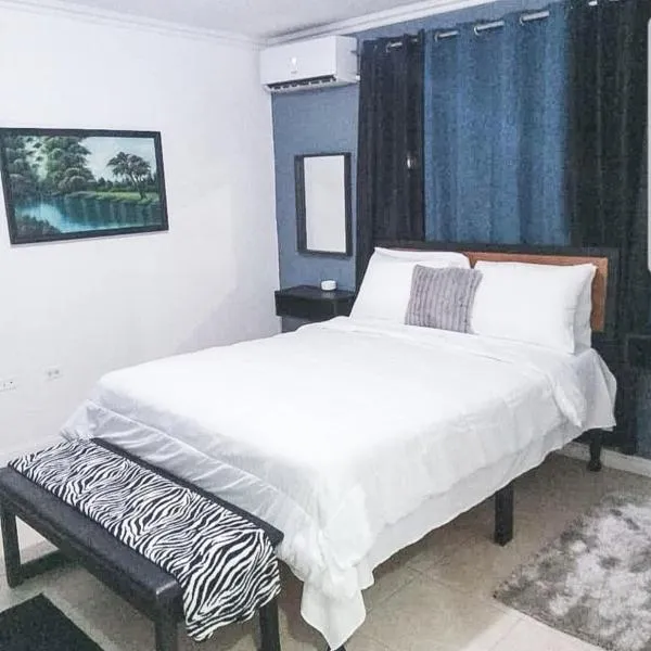 Comfortable & Secure Chateau, hotel v destinaci Kingston