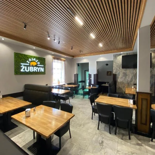 Zajazd Żubryn, hotel v destinácii Zubryn