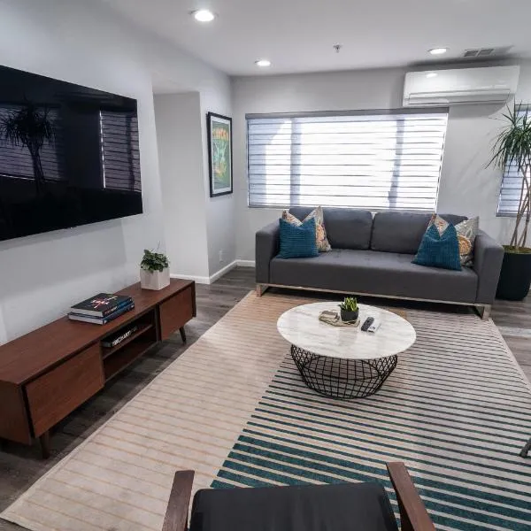 50 M to Sand LGB 2 King Suites, hotel v destinaci Long Beach