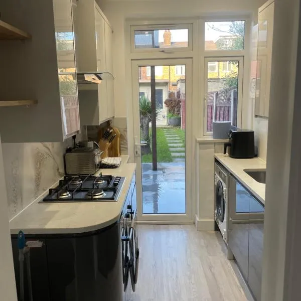 Modern home with driveway parking for 2 vehicles, near Tottenham Hotspur Stadium, White Hart Lane Train Station, hotel in London