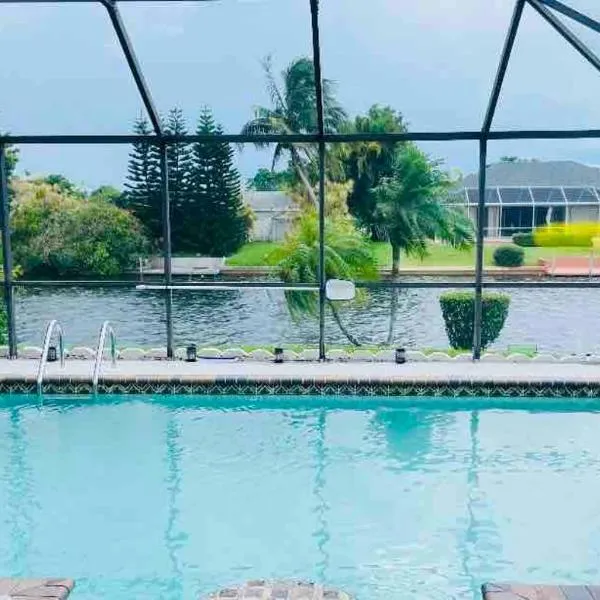 Hidden Secret Waterfront Retreat, hotell sihtkohas Cape Coral